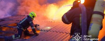 У Старих Троянах горів дах будинку: постраждали господарі будинку