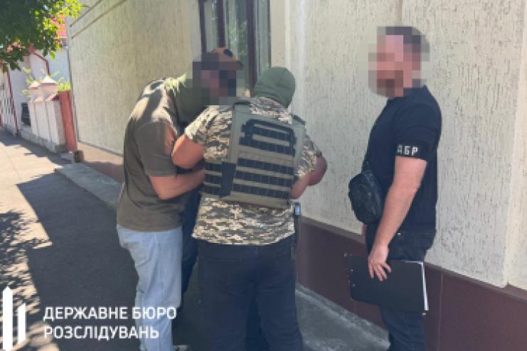 7 тисяч доларів за “непридатність”: на Одещині викрили злочинну схему за участі правоохоронців та посадовця ТЦК