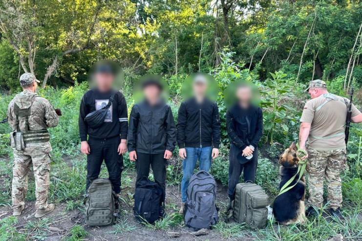 В об’єктиві дрона та на нюху у службового собаки: на Одещині затримали «туристів» до Молдови