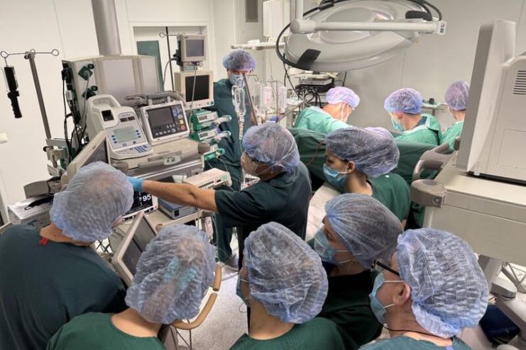 Три пересадки під обстрілами: як під час атаки на Київ українські лікарі врятували три дитячі життя