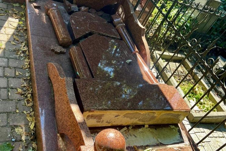 Вандалізм на кладовищі в Одесі: поліція розслідує пошкодження надгробків