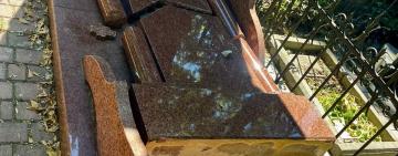 Вандалізм на кладовищі в Одесі: поліція розслідує пошкодження надгробків