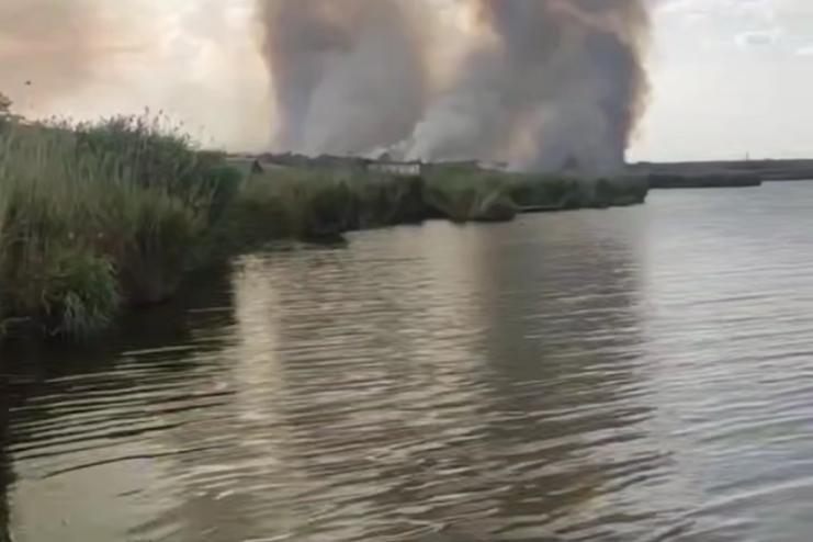 Удар блискавки спричинив пожежу поблизу житлових будинків в Арцизі