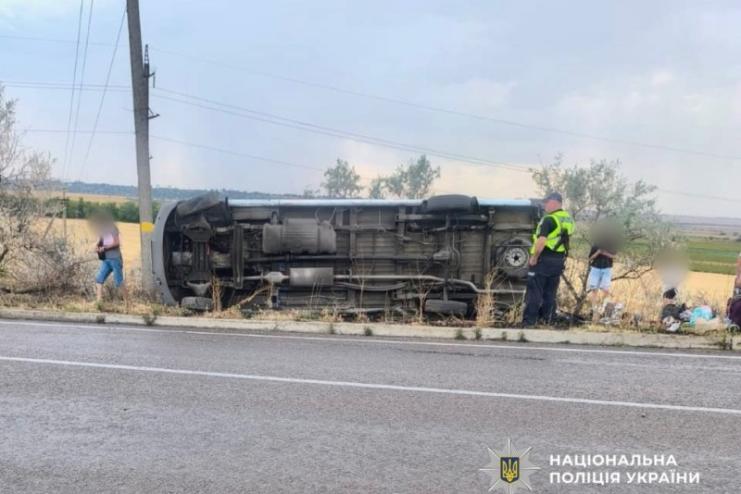 На трасі Одеса-Рені перекинувся маршрутний автобус: є постраждалі