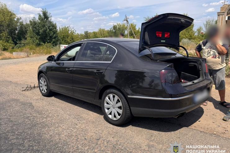 Жителька Одеси спробувала  нелегально відправити чоловіка через кордон у багажнику авто