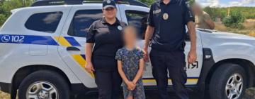 Під час профілактичного візиту до багатодітної родини на Одещині поліцейські виявили зникнення 9-річного хлопчика — дитину знайшли в полі за кілометр від дому