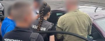 2700 доларів за дозвіл на торгівлю: поліцейські затримали посадовця одного з комунальних підприємств Одеської міської ради за підозрою в корупції 