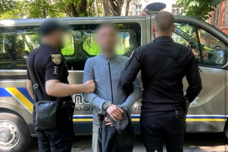 Одеські поліцейські завершили досудове розслідування відносно чоловіка, який розпилив газ у салоні маршрутки та вдарив ножем пасажира 