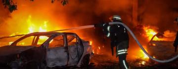 Ворожа атака дронами по Одесі: пожежа, зруйновані автівки й пошкоджені будівлі