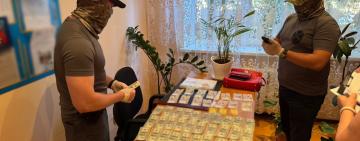 4,5 тисячі доларів за «житлове сприяння»: на Одещині викрили посадовицю, яка вимагала хабар у військового