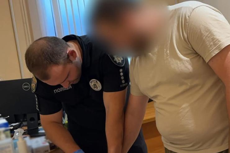 В Одесі поліцейські затримали 25-річного чоловіка за спробу підпалу квартири військового