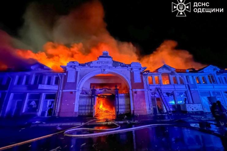 Російські терористи атакували Одесу: удар по ринку “Привоз”, пожежі в житлових будинках і руйнування в історичному центрі 