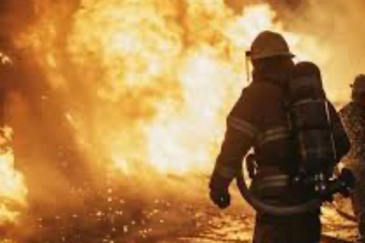 Пожежа в Сухому Лимані: згоріли автобуси, постраждала літня жінка