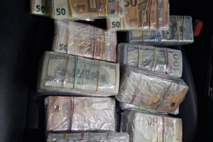 Спроба на мільйони: на Одещині затримали чоловіка, який намагався вивезти за кордон понад 8 мільйонів гривень готівкою