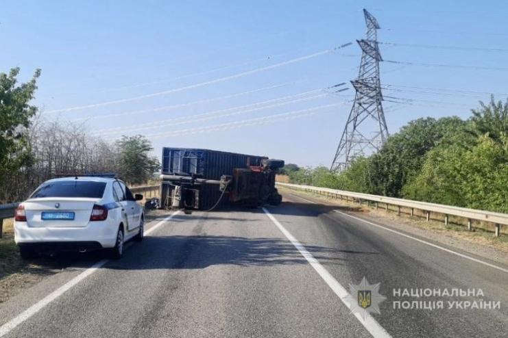На трасі Одеса–Рені перекинулася вантажівка: ускладнено рух транспорту