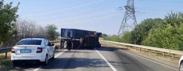 На трасі Одеса–Рені перекинулася вантажівка: ускладнено рух транспорту