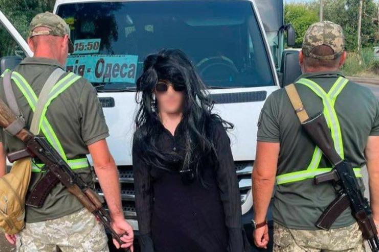 Атласна сукня не допомогла: на трасі Одеса-Рені викрили псевдопанянку на кордоні