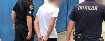 На Одещині чоловіка підозрюють у побитті співмешканки, що призвело до її смерті