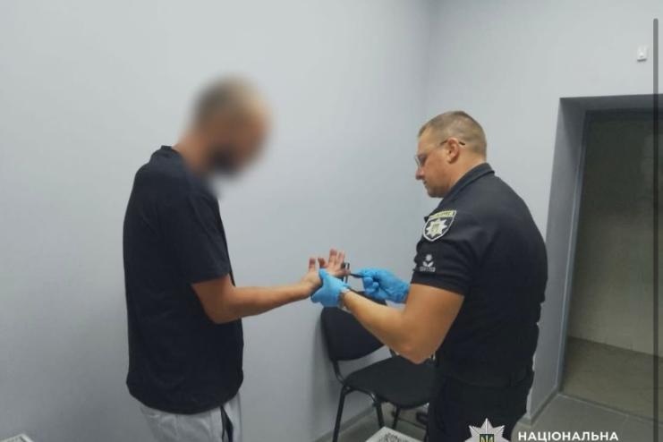 Облив бензином та підпалив знайому: поліція затримала зловмисника