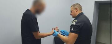 Облив бензином та підпалив знайому: поліція затримала зловмисника