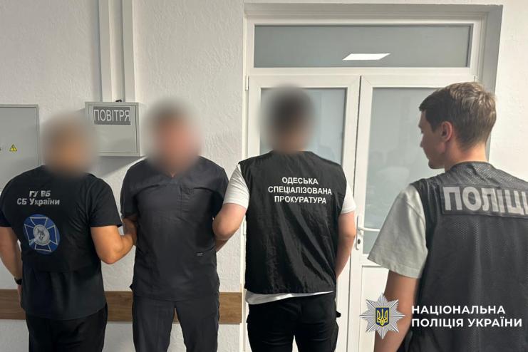 В Одесі викрито схему ухилення від мобілізації через фіктивні операції: затримано лікаря та двох спільників