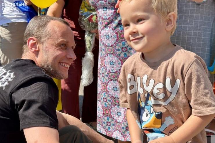  В Ізмаїл з російського полону повернувся останній захисник Зміїного Віталій Гиренко