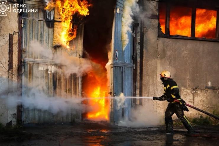 В Одеському районі ліквідували масштабну пожежу на складі вторсировини