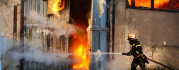 В Одеському районі ліквідували масштабну пожежу на складі вторсировини