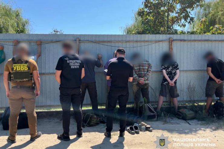 На Одещині правоохоронці затримали 48-річного чоловіка за спробу підкупити прикордонника та організувати виїзд за кордон для себе, сина і знайомих
