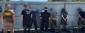 На Одещині правоохоронці затримали 48-річного чоловіка за спробу підкупити прикордонника та організувати виїзд за кордон для себе, сина і знайомих