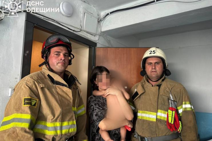 На Одещині рятувальники визволили малюка з зачиненої квартири