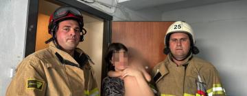 На Одещині рятувальники визволили малюка з зачиненої квартири 