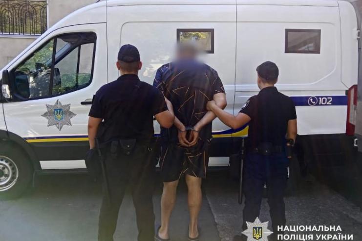 Поліцейські викрили жителя Одеси, який торгував вогнепальною зброєю та бойовими припасами