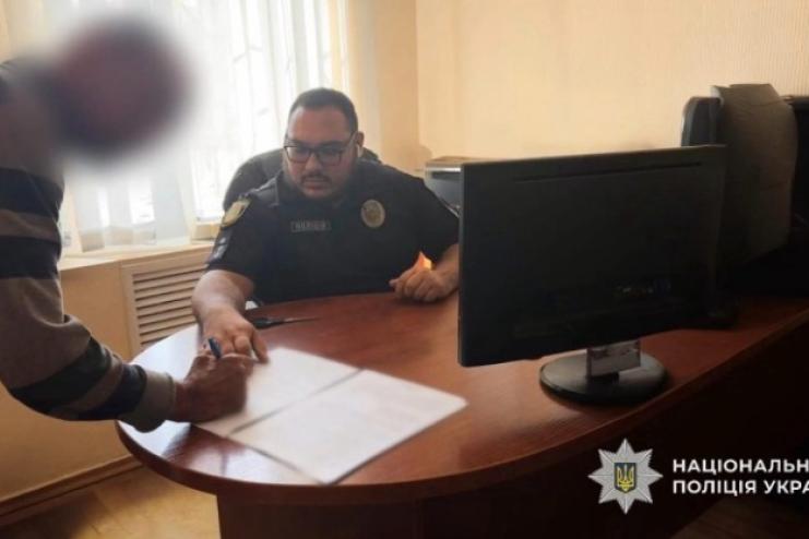 Одеські поліцейські повідомили про підозру майстру, який допустив загоряння нафтового резервуара, що призвело до забруднення повітря 