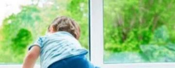 Одеські поліцейські встановлюють обставини падіння 2-річного хлопчика з вікна багатоповерхівки 