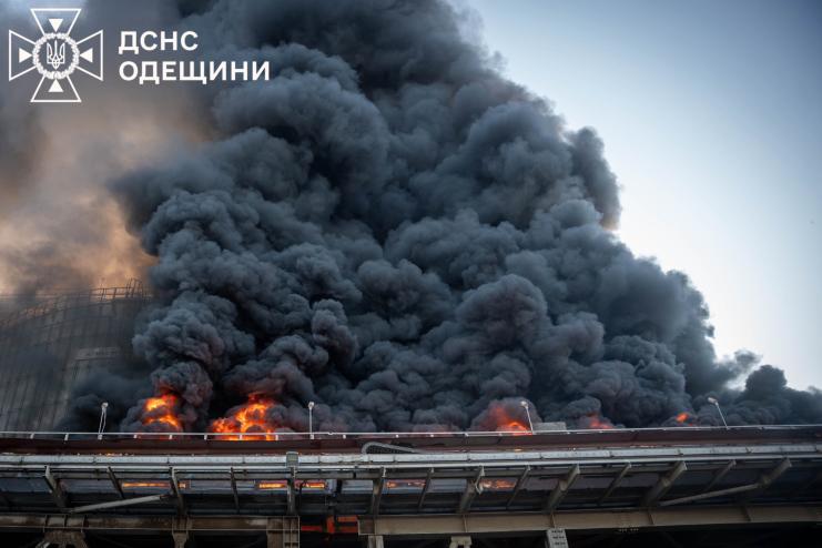 Масштабна пожежа в порту Одещини: працювали понад 70 рятувальників і добровольців