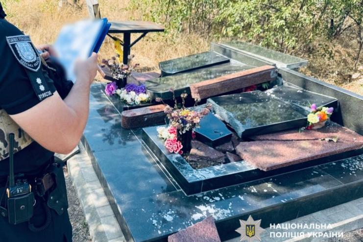 В Одесі затримали чоловіка, який пошкодив майже три десятки пам’ятників на кладовищі