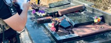 В Одесі затримали чоловіка, який пошкодив майже три десятки пам’ятників на кладовищі