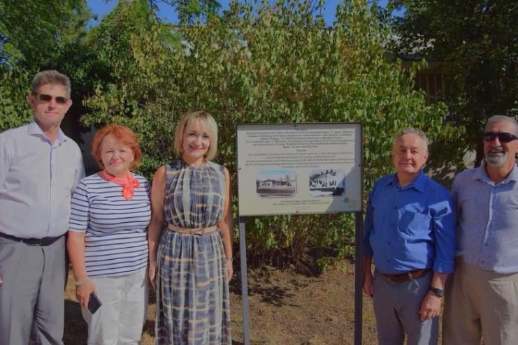 У Сараті відкрили пам’ятну дошку на будинку пастора – першій капітальній споруді селища