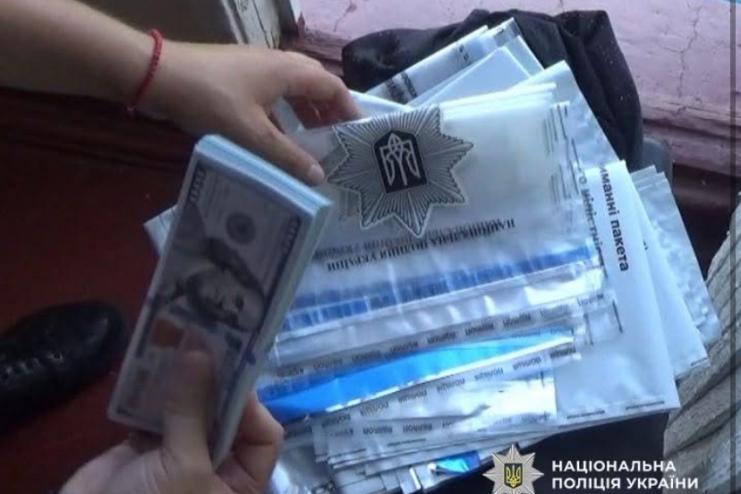 В Одесі судитимуть іноземця, який за 6 000 доларів обіцяв допомогти з оформленням посвідки на проживання