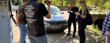 «Тур» до Молдови за $9 тисяч: ДБР викрило прикордонника