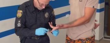 Побив, погрожував ножем та відібрав мобільник: поліцейські затримали 23-річного жителя Білгорода-Дністровського за розбій на підлітка