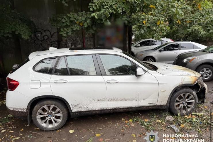 В Одесі поліцейські затримали 19-річного хлопця, який на замовлення підпалив чужу автівку