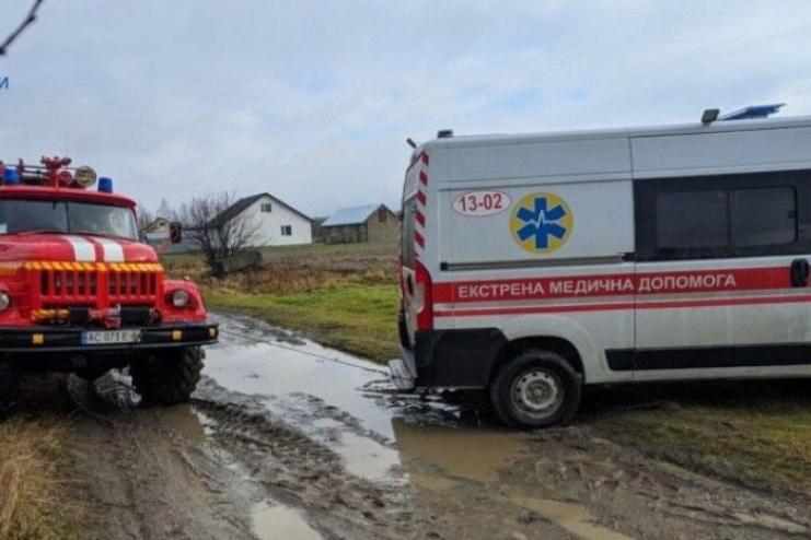 На Поділлі рятувальники витягли «швидку» з болота та допомогли транспортувати травмованого чоловіка