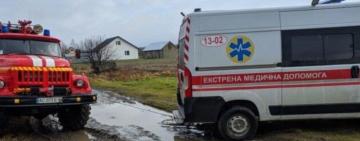 На Поділлі рятувальники витягли «швидку» з болота та допомогли транспортувати травмованого чоловіка