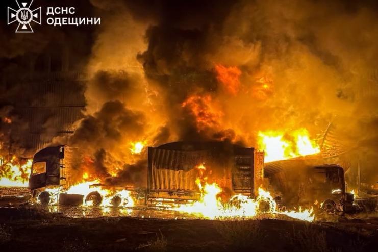 Ворожа атака дронами на Одещині: п’ятеро постраждалих та масштабні пожежі
