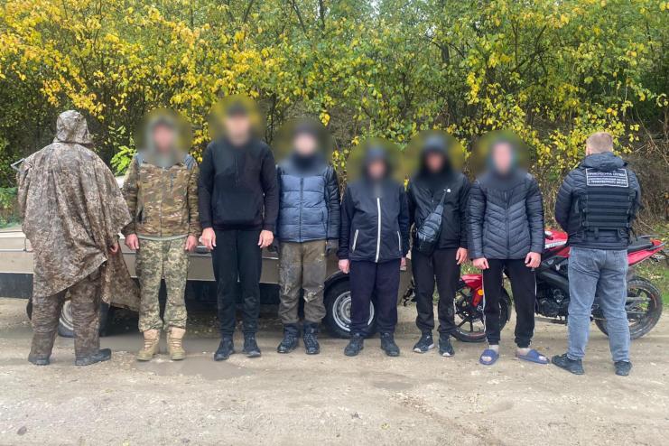 На Одещині прикордонники викрили водія авто та мотоцикліста, які супроводжували групу порушників