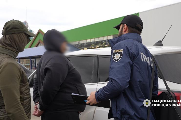 Дві тисячі доларів за "вирішення питання" військового обліку: на Одещині затримали начальника районного ТЦК та СП