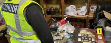 Поліцейські викрили та затримали двох жителів Київського району Одеси за оборудки з психотропами та наркотиками