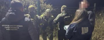 Прикордонник-«перевізник»: 2 роки в’язниці «платний» виїзд чоловіків на трасі Одеса–Рені